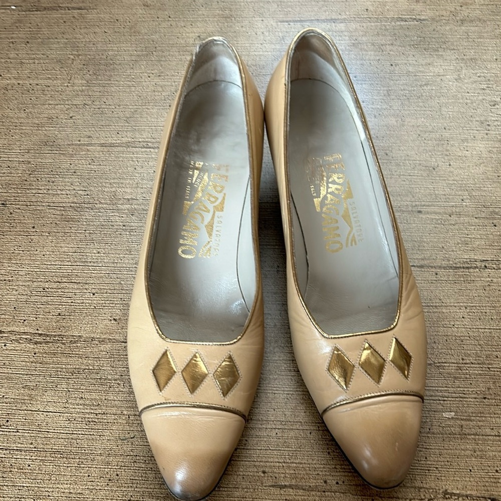 Vtg. Salvatore Ferragamo Women’s Leather Pumps Size 6 Cream Golden Made in Italy